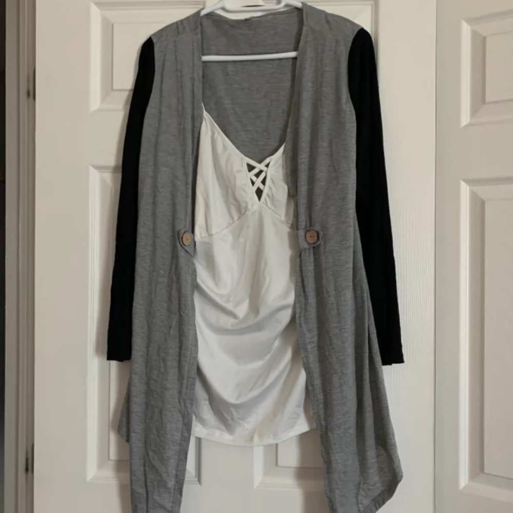 Veste à manche longue avec camisole intégrée.